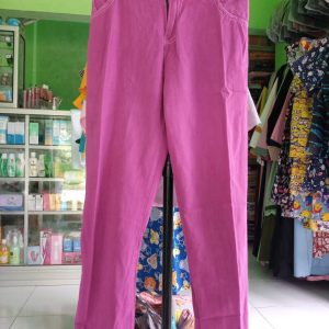 ini adalah Celana Boy Friend Lilac, size: Lingkar Pinggang -+70cm (Sebelum melar karena ada karet). Lingkar Paha +-54cm. Panjang -+90cm, material: Jeans Wash, color: purple, brand: CelanaIndonesia, age_group: all ages, gender: female