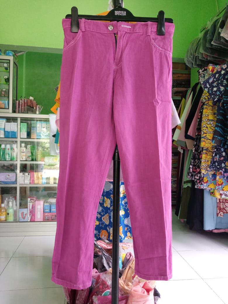 ini adalah Celana Boy Friend Lilac, size: Lingkar Pinggang -+70cm (Sebelum melar karena ada karet). Lingkar Paha +-54cm. Panjang -+90cm, material: Jeans Wash, color: purple, brand: CelanaIndonesia, age_group: all ages, gender: female