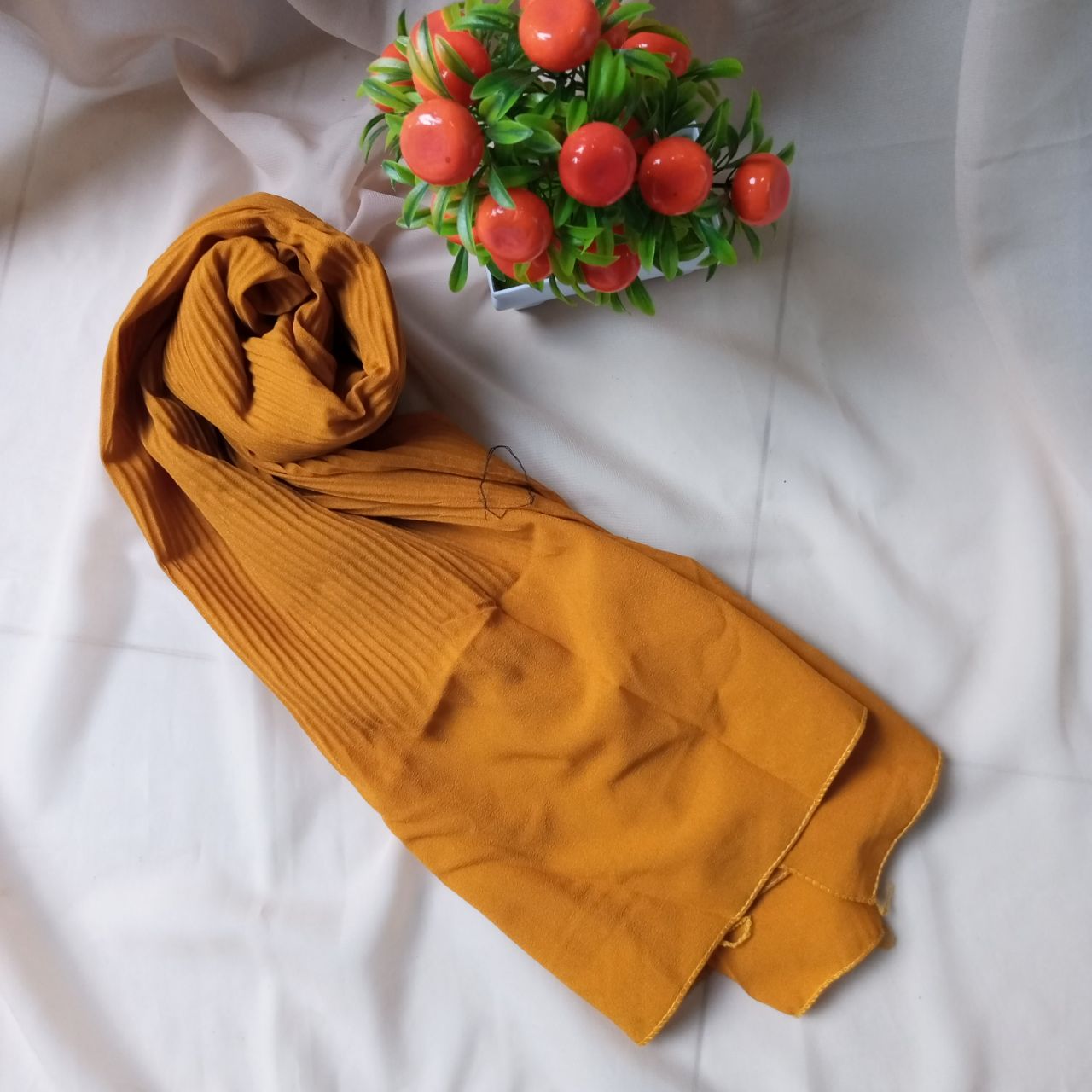 ini adalah Pasmina Plisket Mustard, size: 175 cm x 75 cm, material: cotton diamond crepe, color: yellow, brand: Pashminaindonesia, age_group: all ages, gender: female