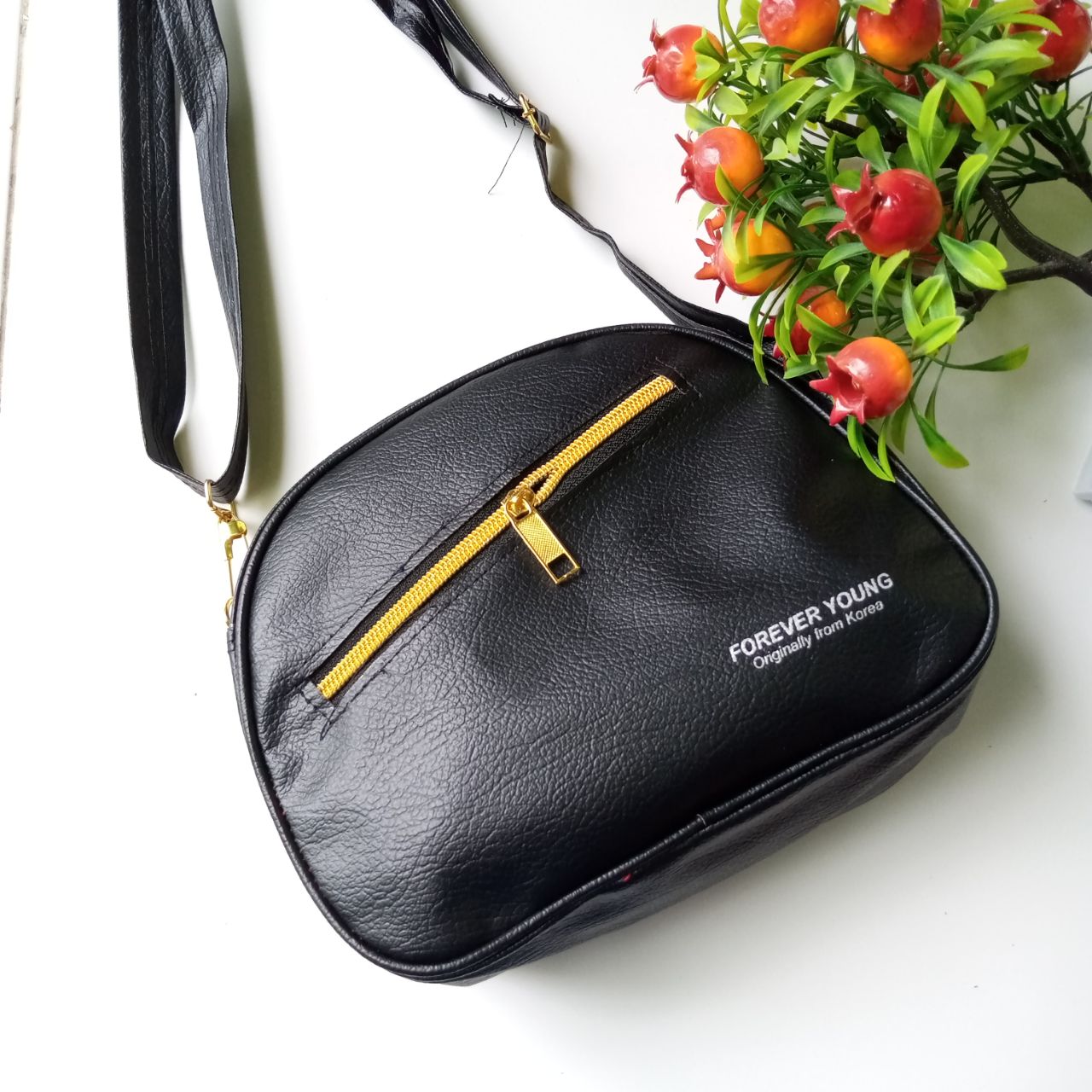 ini adalah Tas Ary Hitam, size: 22cmx18cm , material: synthetic, color: black, brand: tasarykanor, age_group: all ages, gender: female