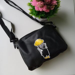 ini adalah Totebag Topi, size: 20 c x 14 cm, material: mikro, color: black, brand: totekanorindonesia, age_group: all ages, gender: female