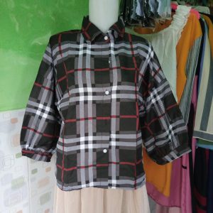 ini adalah Kemeja Kotak Hitam, size: LD 100 cm, material: cotton micro, color: chocholate milk, brand: kemsquareknor, age_group: all ages, gender: female
