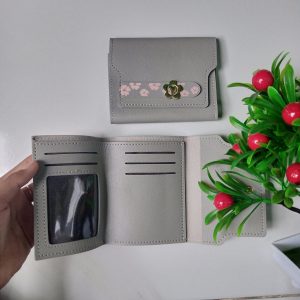 ini adalah Dompet Bunga Cinta Abu, size: 13cm x 8 cm, material: synthetic, color: grey, brand: dompetbungacintakanor, age_group: all ages, gender: female