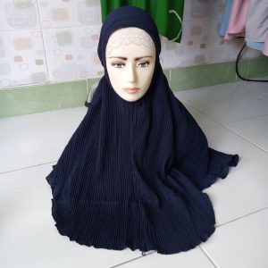 ini adalah Bergo Plisket Navy, size: 65cm x 75cm, material: Cotton diamond, color: navy, brand: bergoplisketkanor, age_group: all ages, gender: female
