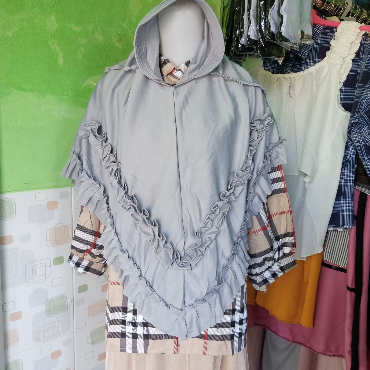 ini adalah Jilbab Rempel Tali Abu, size: 65cmx75cm, material: hyget, color: grey, brand: talirempelknor, age_group: all ages, gender: female