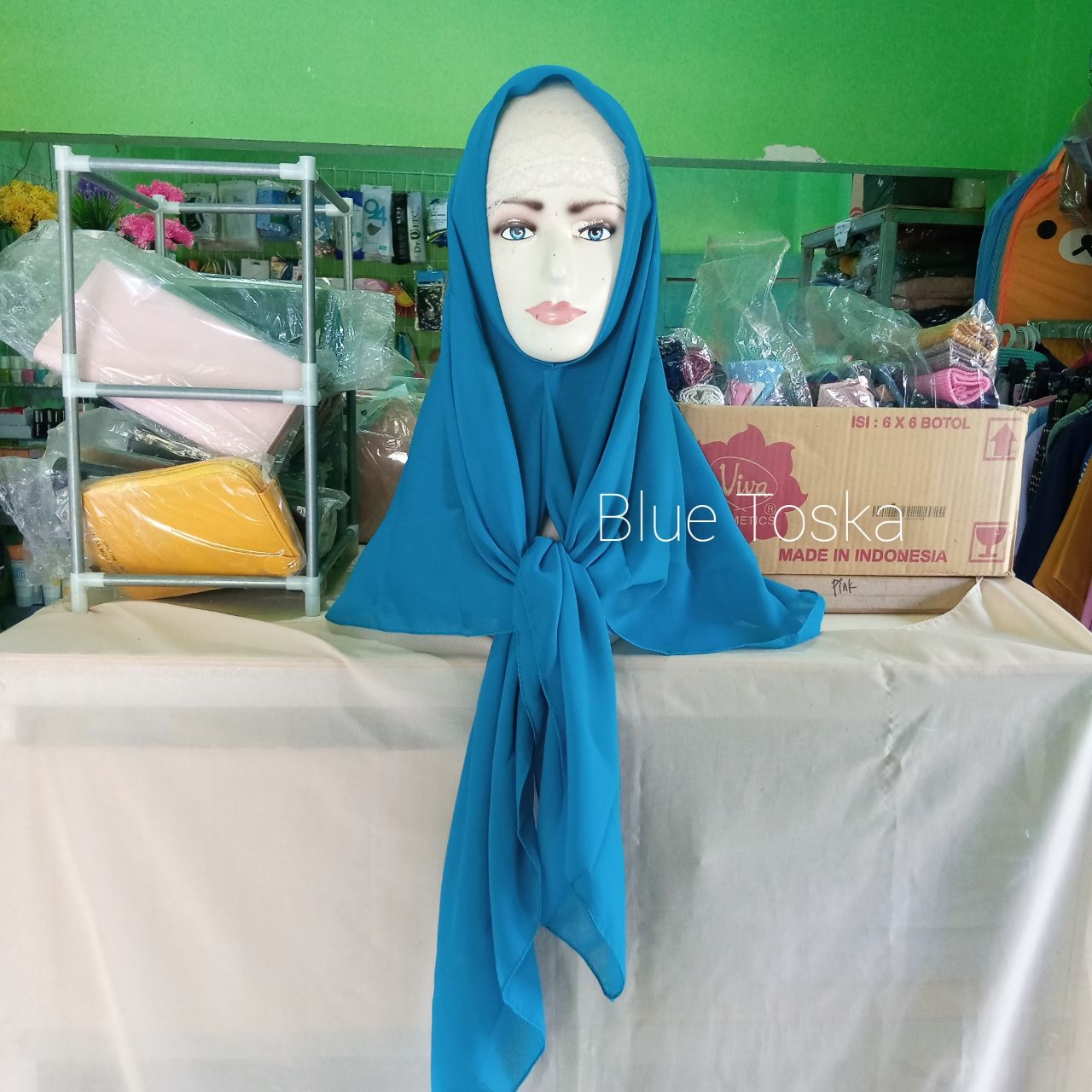 ini adalah Bella Square Blue Toska, size: 115 cm x 115 cm, material: Double hicon, color: blue tosca, brand: Kerudungsegiempatkanor, age_group: all ages, gender: female