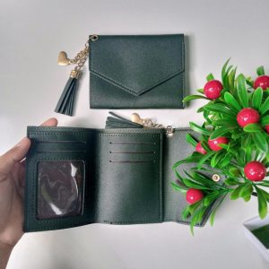 ini adalah Dompet Mini V Army, size: 11 cm x 9 cm, material: synthetic, color: green army, brand: Dompetveikanor, age_group: all ages, gender: female