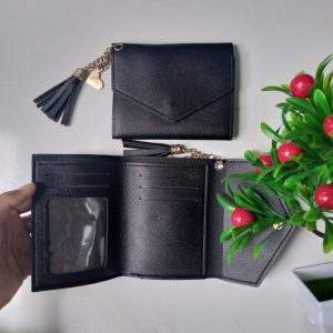 ini adalah Dompet Mini V Hitam, size: 11 cm x 9 cm, material: sintetis, color: black, brand: Dompetkanor, age_group: all ages, gender: female