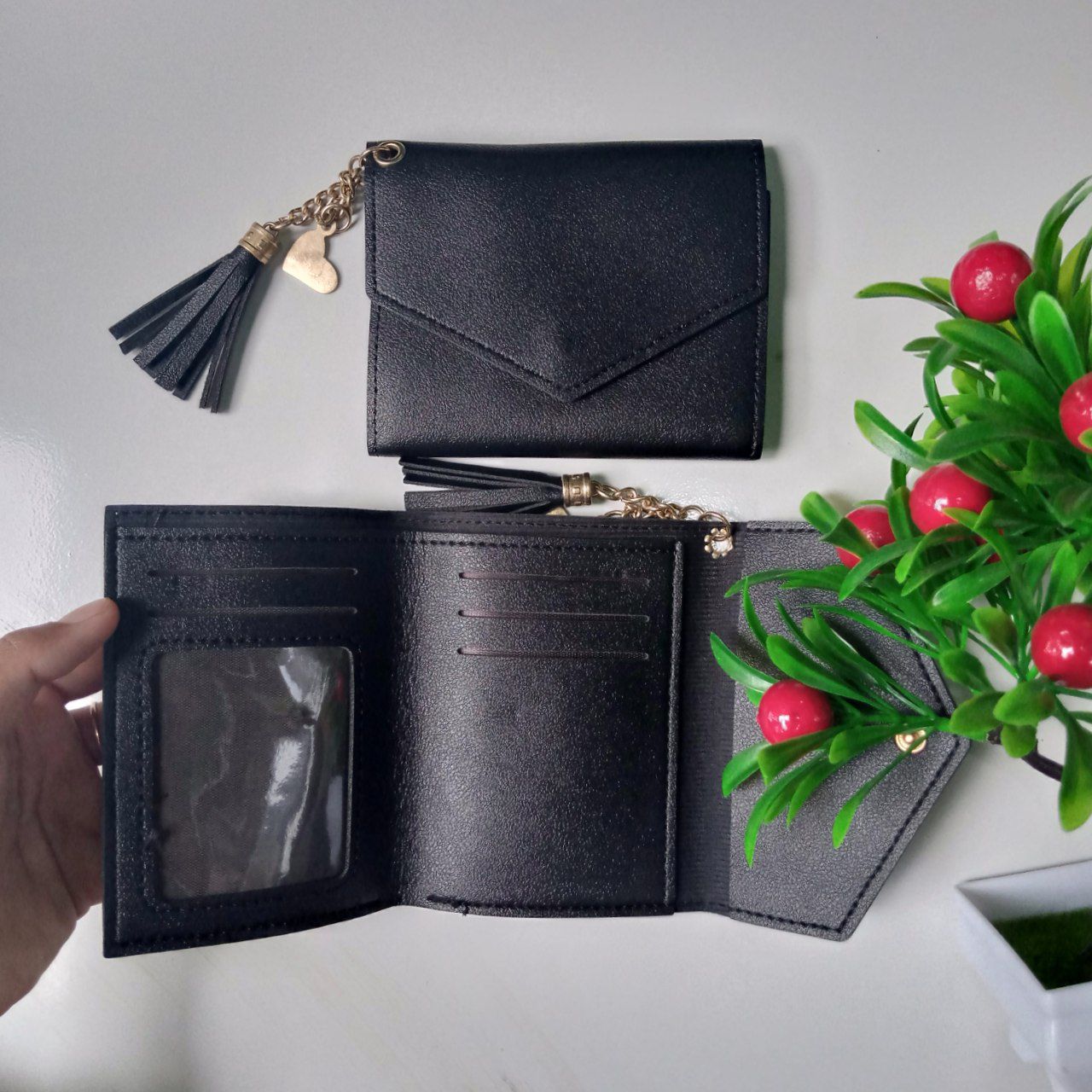 ini adalah Dompet Mini V Hitam, size: 11 cm x 9 cm, material: sintetis, color: black, brand: Dompetkanor, age_group: all ages, gender: female