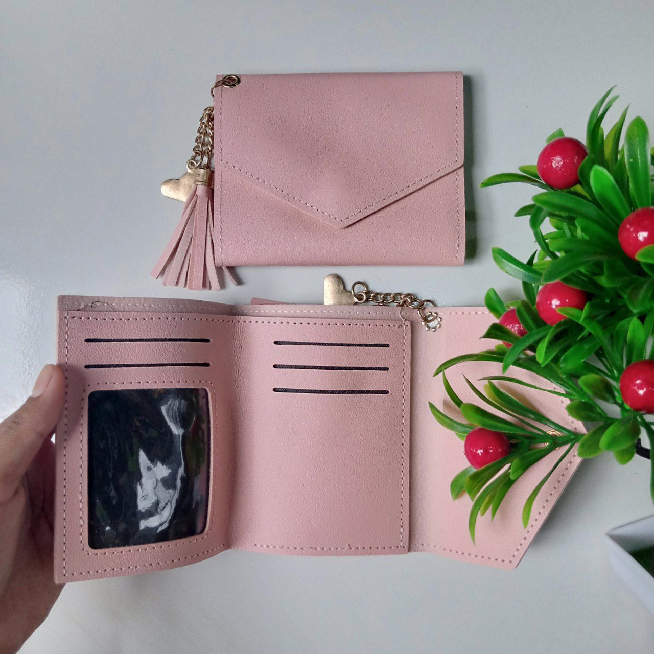 ini adalah Dompet Mini V Salem, size: 11 cm x 9 cm, material: synthetic, color: pink, brand: Dompetkanor, age_group: all ages, gender: female