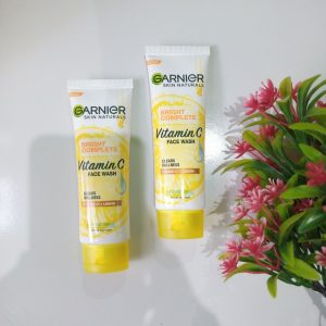 ini adalah Garnier Light Complete Foam 50ml, size: 50 ml, brand: garnier, age_group: all ages, gender: female