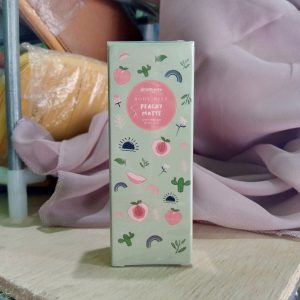 ini adalah Geamoore Bodymist Peachy Matte, brand: geamoore, age_group: all ages, gender: female