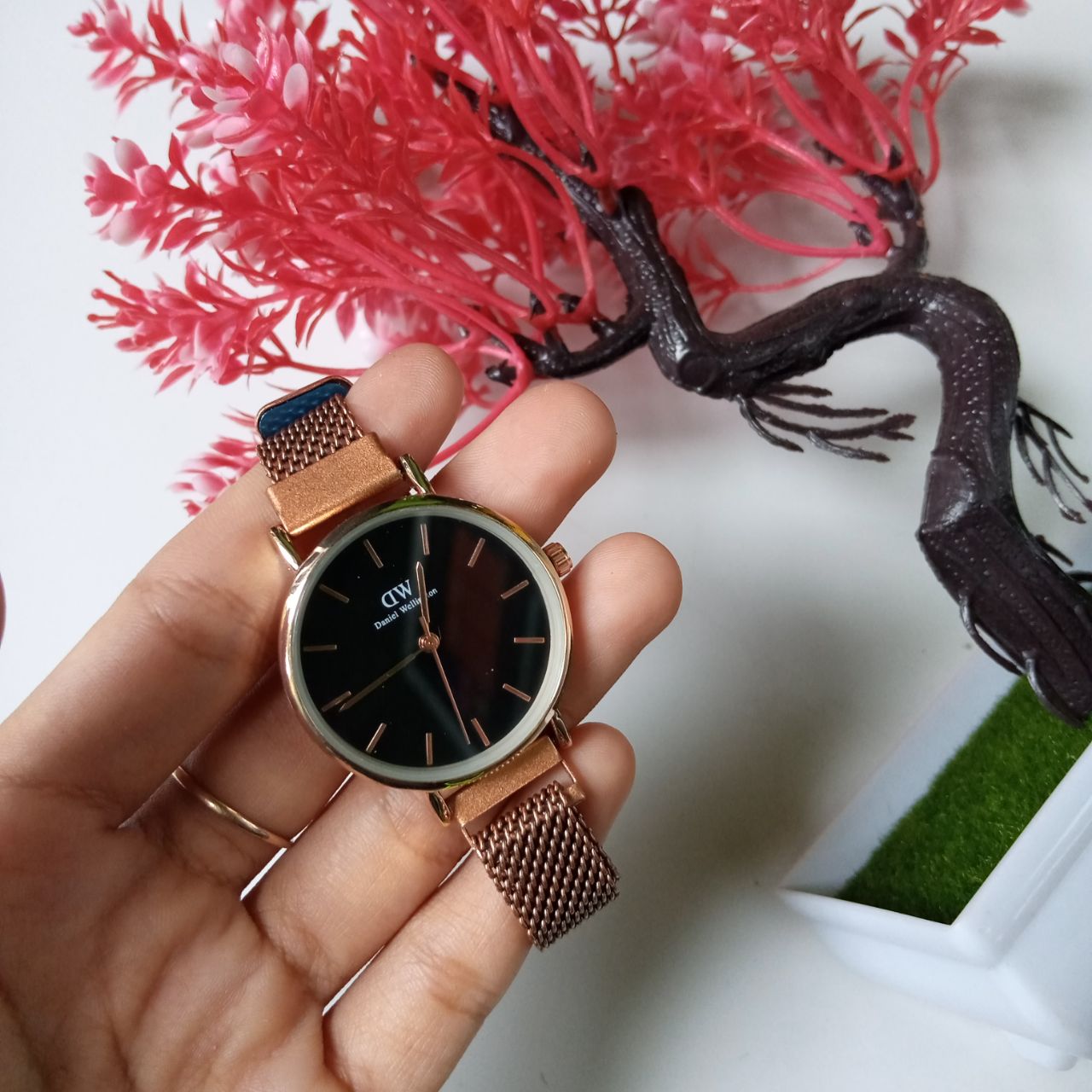 ini adalah Jam Magnet Rosegold Hitam, size: 3cm, material: stainlessteel, color: yellow rosegold, brand: Jamtangankanor, age_group: all ages, gender: unisex