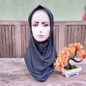 ini adalah Jilbab Sport Abutua, size: 23cmx54cm, material: jersey, color: dark grey, brand: Jilbabsportkanor, age_group: all ages, gender: female