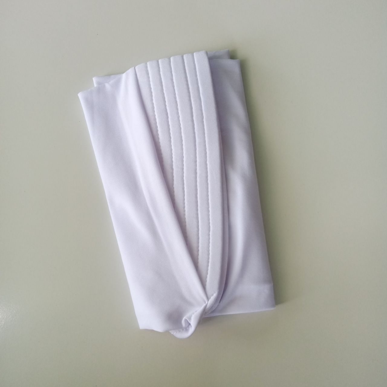 ini adalah Jilbab Sport Putih, size: 23cmx54cm, material: jersey, color: white, brand: Jilbabsportkanor, age_group: all ages, gender: female