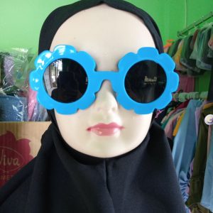 ini adalah Kacamata Anak Sun Biru, size: 11.5cm,4.5cm,1.2cm, material: plastic, color: Blue, brand: Aksesorianakkanor, age_group: kids, gender: unisex