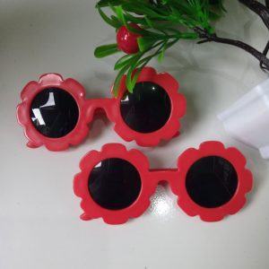 ini adalah Kacamata Anak Sun Merah, size: 11.5cm,4.5cm,1.2cm, material: plastic, color: red, brand: Aksesorianakkanor, age_group: kids, gender: unisex