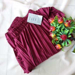 ini adalah Kulot Plisket Marun, size: L. Pinggang : 80 - 110 cm P.Celana : 87 cm, material: Jersey, color: Maroon, brand: Bajuwanitakanor, age_group: all ages, gender: female