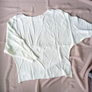 ini adalah Rajut Batwing Putih, size: P66cm, P.lengan 60cm, Lingkar baju bawah 100cm, material: wol, color: white, brand: Rajutbatwingkanor, age_group: all ages, gender: female