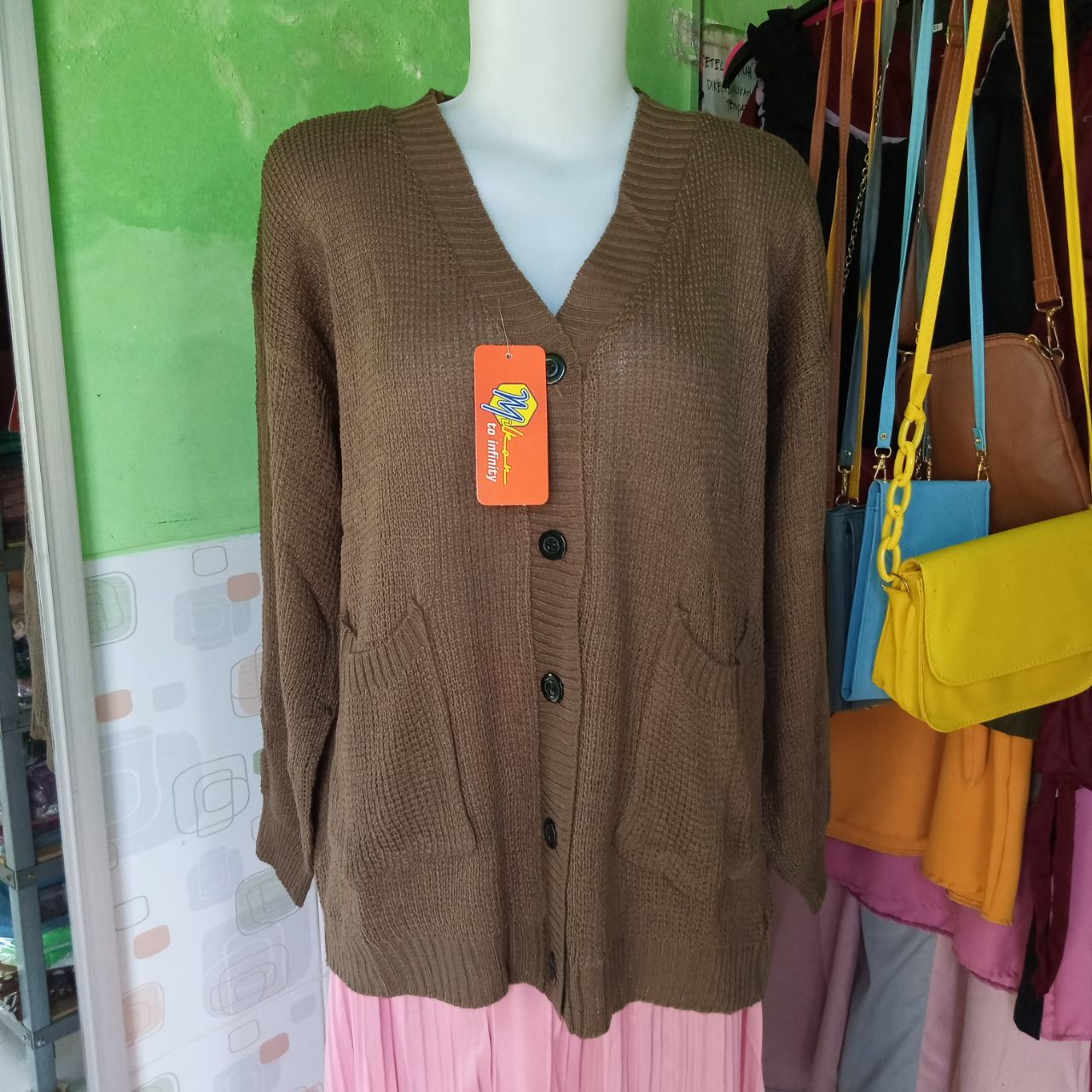 ini adalah Rajut Cardy Merisa Bronze, size: Extra Large, material: wol, color: chocholate bronze, brand: Cardikanor, age_group: all ages, gender: female