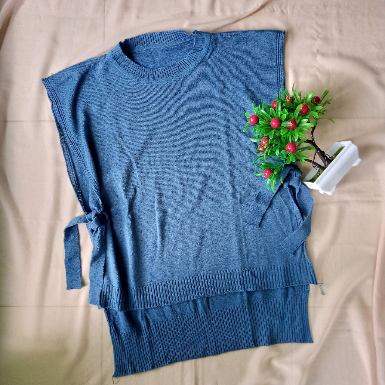 ini adalah Rajut Vest Andin Denim, size: L, material: knitt, color: Grey, brand: Vestknittkanor, age_group: all ages, gender: female