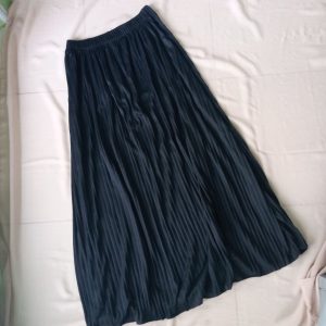 ini adalah Rok Plisket Hitam, size: 90cm, material: Jersey, color: black, brand: Rokplisketkanor, age_group: all ages, gender: female