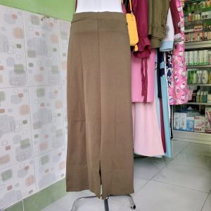 ini adalah Rok Span Army, size: Long 90cm, material: scuba, color: hijau army, brand: Bajuwanitakanor, age_group: all ages, gender: female