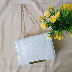 ini adalah Tas Ali Putih, size: 18 cm x 15 cm, material: synthetic, color: white, brand: Tasalikanor, age_group: all ages, gender: female