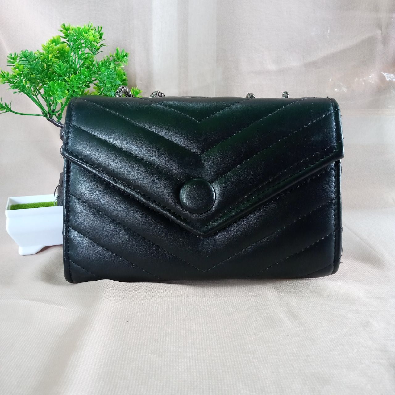 ini adalah Tas Erin Hitam, size: 20.5cm x 15cm, material: synthetic, color: black, brand: Taserinkanor, age_group: all ages, gender: female