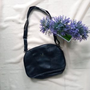 ini adalah Tas Tera Hitam, size: 24 cm x 21 cm, material: synthetic, color: black, brand: Tasterakanor, age_group: all ages, gender: female
