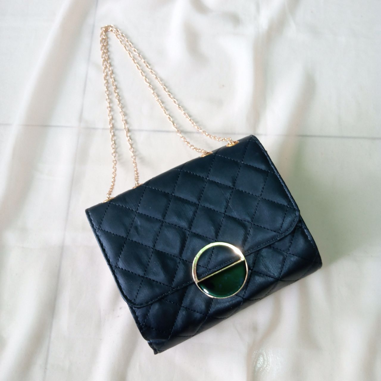 ini adalah Tas Teresia Hitam, size: 18 cm x 13 cm, material: synthetic, color: black, brand: Tasbahukanor, age_group: all ages, gender: female