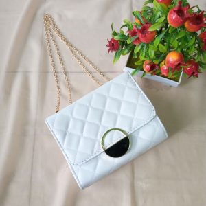 ini adalah Tas Teresia Putih, size: 18 cm x 13 cm, material: synthetic, color: white, brand: Tasteresiakanor, age_group: all ages, gender: female