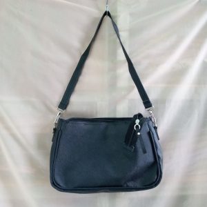 ini adalah Tasel Riza Hitam, material: Sintetis, color: Hitam, brand: Perabotkanor, age_group: all ages, gender: female