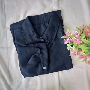 ini adalah Blouse Kira Hitam, size: LD105cm, material: cotton, color: black, brand: Blousekirakanor, age_group: all ages, gender: female