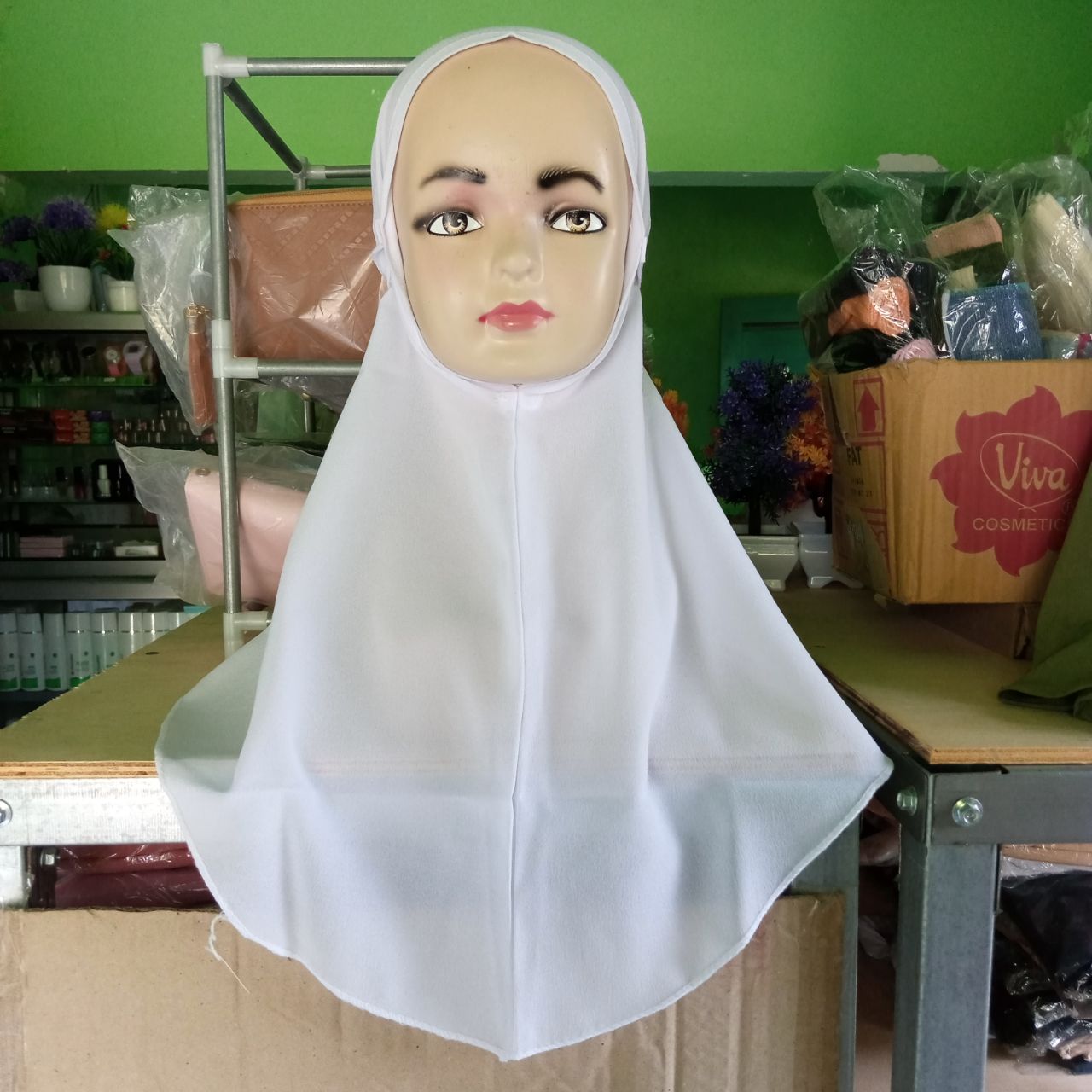 ini adalah Jilbab Bergo Anak Putih, size: L, material: cotton diamond crepe, color: white, brand: Bergoanakkanor, age_group: kids, gender: female