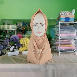 ini adalah Jilbab Sport Coksu, size: 23cmx54cm, material: jersey, color: cream, brand: Jilbabsportkanor, age_group: all ages, gender: female