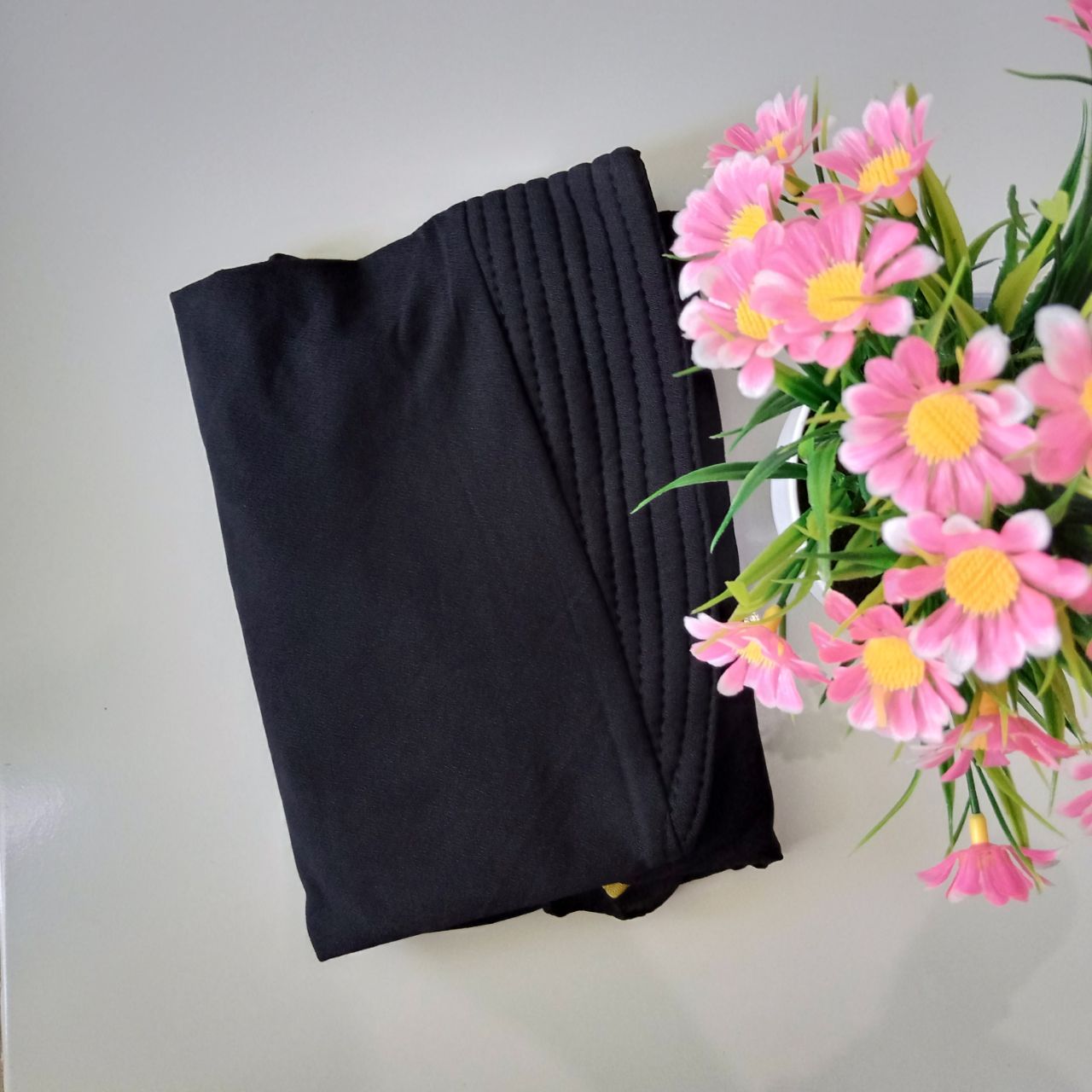 ini adalah Jilbab Rivani Hitam, size: 45cm x75cm, material: Jersey, color: black, brand: Jilbabrivanikanor, age_group: all ages, gender: female