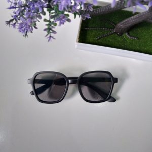 ini adalah Kacamata Anak Tren Hitam, size: 4.5 cm, material: plastic, color: hitam, brand: Kacamataanakkanor, age_group: kids, gender: unisex