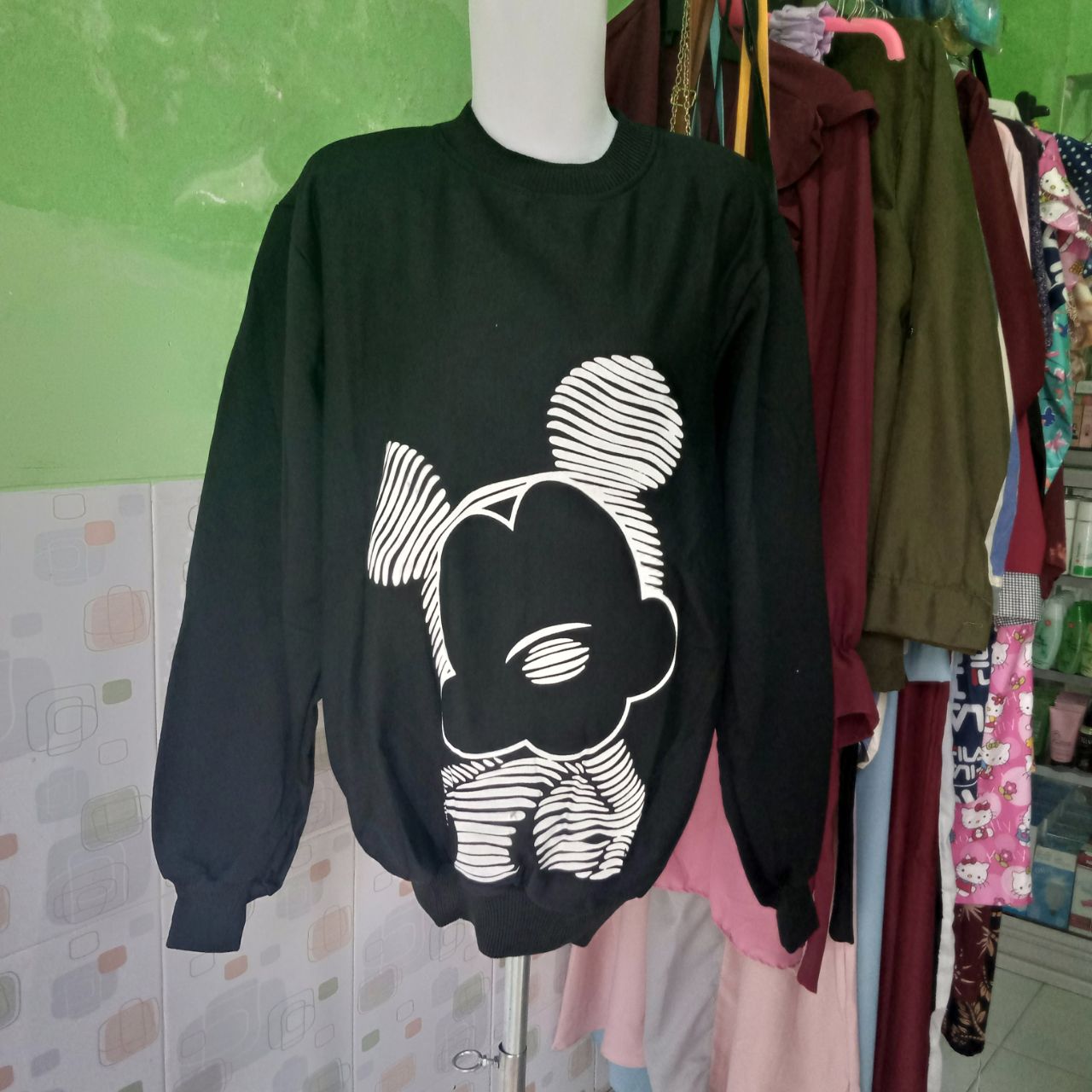 ini adalah Sweater Mickey Hitam, size: LD 90cm, Panjang 60cm, material: Fleece, color: black, brand: Sweatermickkanor, age_group: all ages, gender: unisex