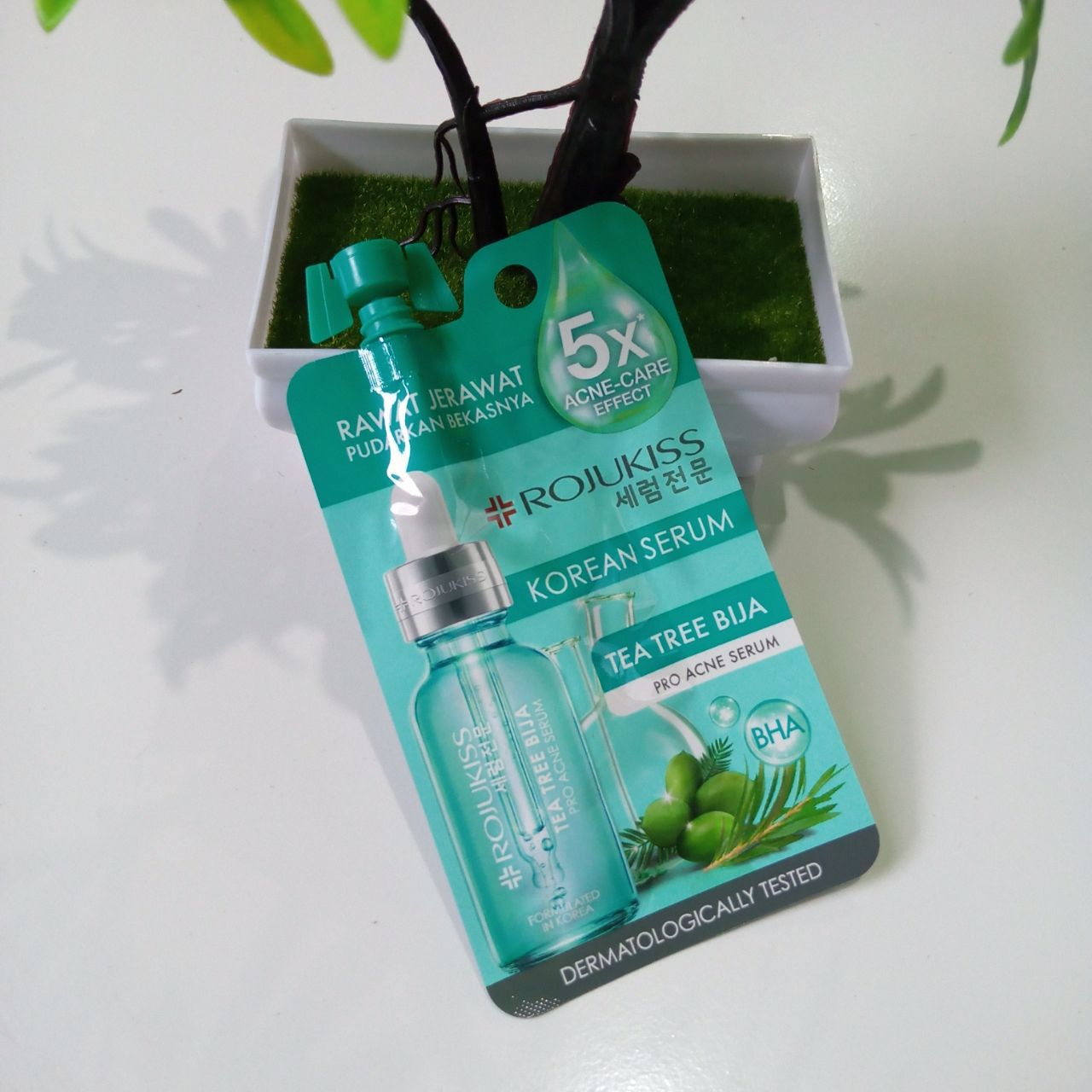 ini adalah Tea Tree Bija Pro Acne Serum, brand: rojukish, age_group: all ages, gender: female