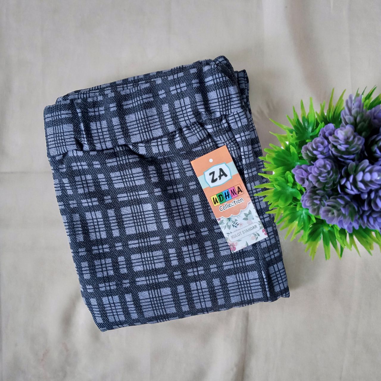ini adalah Kulot Doty Kotak Navy, size: Panjang 90cm, material: scuba, color: navy, brand: Kulotdotykanor, age_group: all ages, gender: female