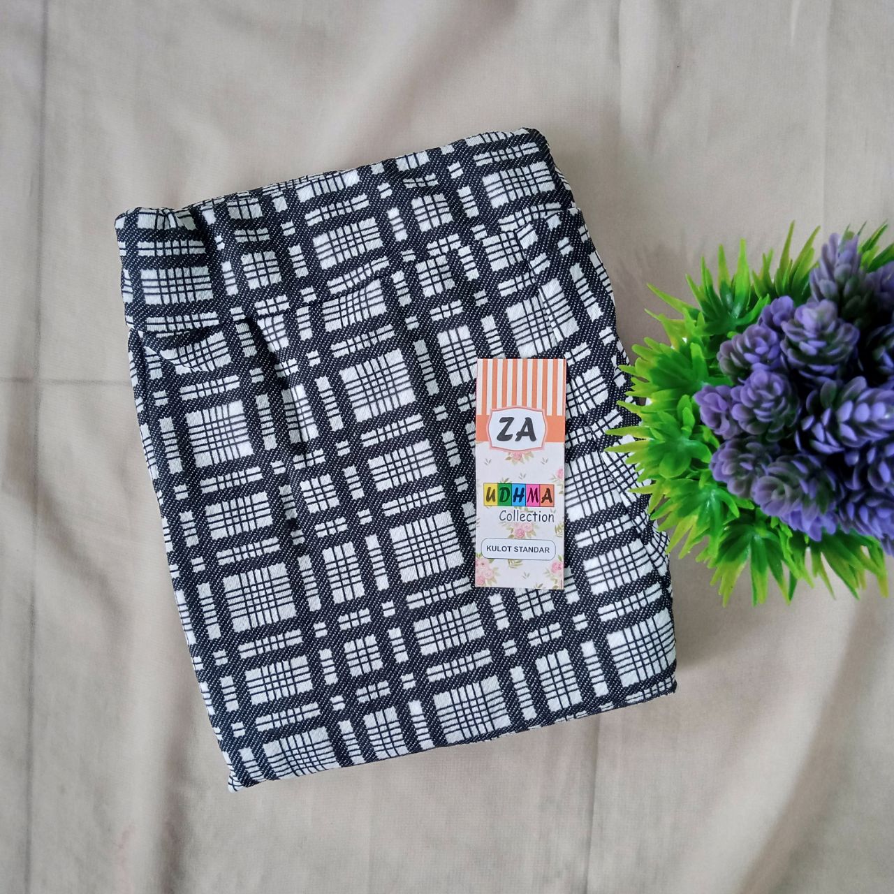 ini adalah Kulot Doty Kotak Putih, size: Panjang 90cm, material: scuba, color: white, brand: Kulotdotykanor, age_group: all ages, gender: female
