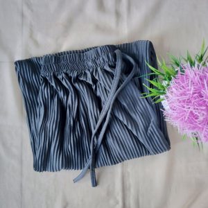 ini adalah Kulot Plisket Tali Lidi Abu, size: 98cm, material: jersey, color: grey, brand: Plisketlidikanor, age_group: all ages, gender: female