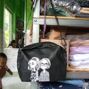 ini adalah Totebag Qween Hitam, size: panjang 21 cm x tinggi 13 cm x lebar 11 cm, material: synthetic, color: black, brand: tasslingqwen, age_group: all ages, gender: female