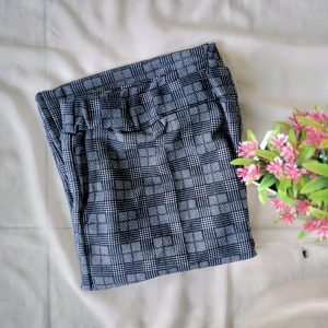 ini adalah Celana Doty Kotak Jumbo Abu Muda, size: big size, material: Scuba, color: light grey, brand: Dotykotakkanor, age_group: adult, gender: female