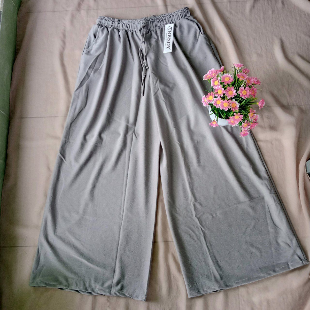 ini adalah Kulot Tren Abu Muda, size: Long 90cm, material: wolycrepe, color: light grey, brand: Kulottrenkanor, age_group: adult, gender: female