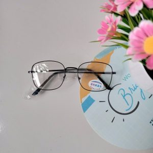 ini adalah Kacamata Photocromic Kotak Hitam, size: one size, material: stainless steel, color: black, brand: Kacamataphotocromickanor, age_group: adult, gender: female