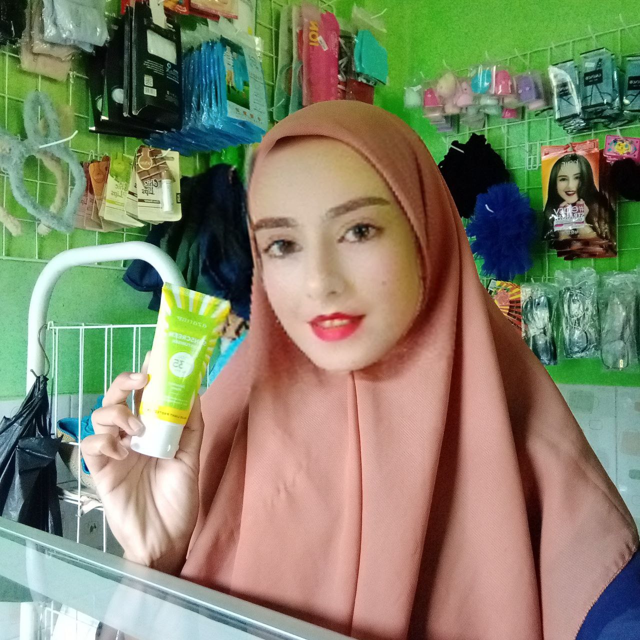 Ini adalah Azarine Sunscreen Acne SPF 35 brand: azarine, age_group: all ages, gender: female, capacity: 40 ml, ingredients: Aqua, Glycerin, Butylene Glycol, Ethylhexyl Methoxycinnamate, Dibutyl Adipate, C12-15 Alkyl Benzoate, Diethylamino Hydroxybenzoyl Hexyl Benzoate, Bis-Ethylhexyloxyphenol Methoxyphenyl Triazine, 1 Pentylene Glycol, Cetearyl Alcohol, Panthenol, Ceramide NP, Ceramide NS, Ceramide AS, Ceramide EOP, Ceramide AP, Sodium Hyaluronate, Centella Asiatica Extract, Allantoin, Caprylic/Capric Triglyceride, Cetyl Alcohol, Glyceryl Stearate, PEG-100 Stearate, Dimethicone, Hydroxyacetophenone, Ceteareth-20, Carbomer, Arginine, Caprylyl Glycol, 1,2-Hexanediol, Disodium EDTA, Xanthan Gum, Hydrogenated Lecithin, Cholesterol, Citric,