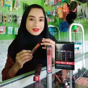 Ini adalah Lipcream OMG 19 brand: OMG - Oh My Glam Matte Kiss Lip Cream, age_group: all ages, gender: female, capacity: 3.5 ml, ingredients: isododecane,aluminum starch octenylsuccinate,trisiloxane,diisostearyl malate,trimethylsiloxysilicate,silica dimethyl silylate,disteardimonium hectorite,ethylhexyl palmitate,polyglyceryl-6 polyhydroxystearate,propylene carbonate,polyhydroxystearic acid,cyclopentasiloxane,phenoxyethanol,polyglyceryl-6 polyricinoleate,ethylhexylglycerin,caprylyl methicone,dimethicone/vinyl dimethicone crosspolymer,fragrance,aluminum hydroxide,triethoxycaprylylsilane,simmondsia chinensis (jojoba) seed oil,tocopheryl acetate,tocopherol,ascorbyl palmitate. may contain: ci 77491,ci 77891,ci 77492. ci 15850:1,ci 77499,ci 15850,ci 15850:2,