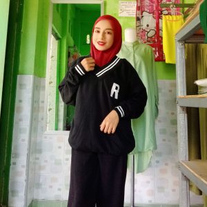 Ini adalah Sweater VneckR Hitam size: L, material: Fleece, color: black, brand: vnevkRbjn, age_group: all ages, style: couple sweater, gender: unisex, pattern: plain,
